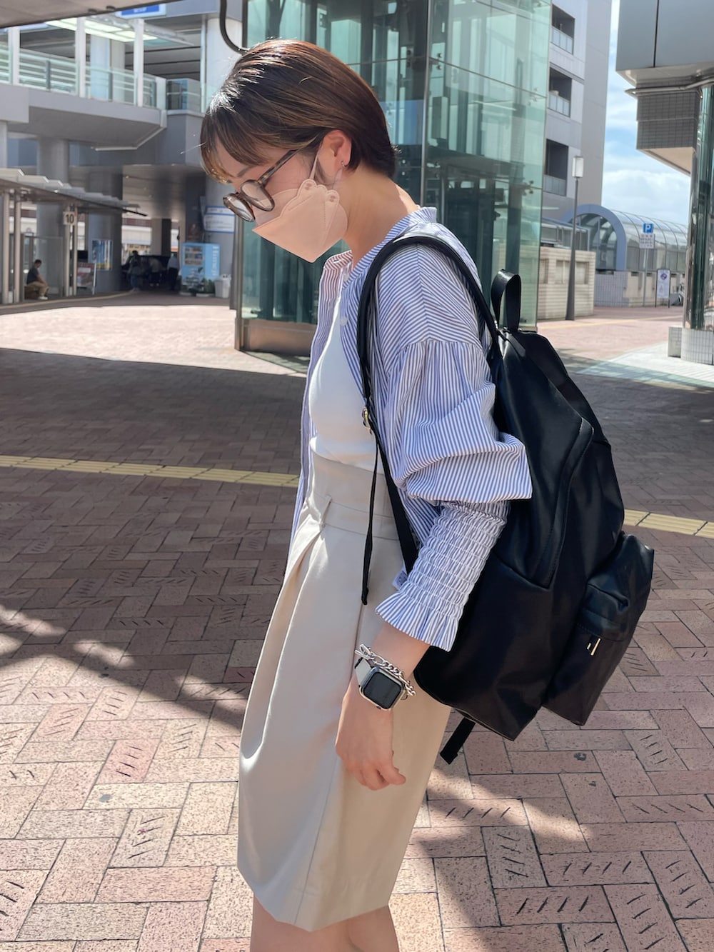 グレー系のシャツ/ブラウス、ホワイト系のその他パンツ、ブラック系のブーツを着用したレディースの秋コーディネートの3枚目の写真