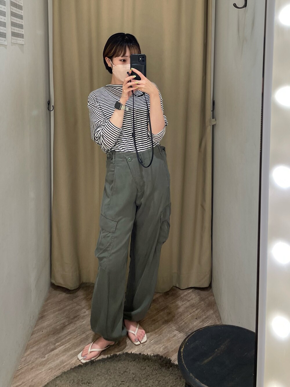 ブラック系のTシャツ/カットソー、グリーン系のカーゴパンツを着用したレディースの秋コーディネートの2枚目の写真