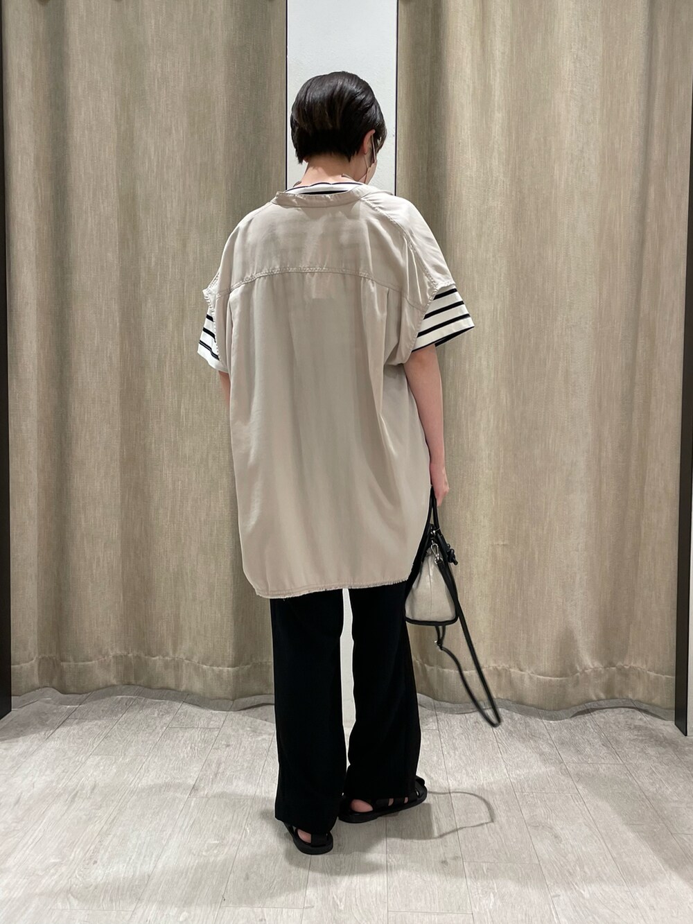 ホワイト系のTシャツ/カットソー、ブラック系のその他パンツ、ベージュ系のシャツ/ブラウスを着用したレディースの夏コーディネートの3枚目の写真