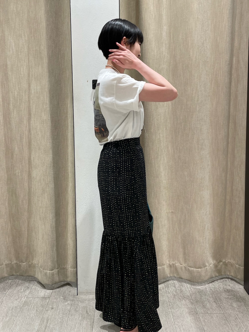 ホワイト系のTシャツ/カットソー、ブラック系のスカートを着用したレディースの春コーディネートの3枚目の写真