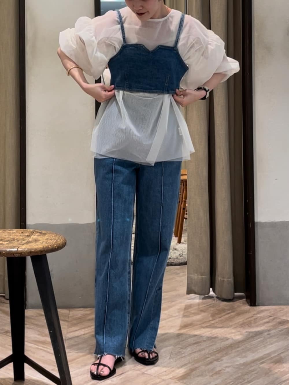 ブルー系のその他トップス、ホワイト系のシャツ/ブラウス、ブルー系のデニムパンツを着用したレディースの春コーディネートの2枚目の写真