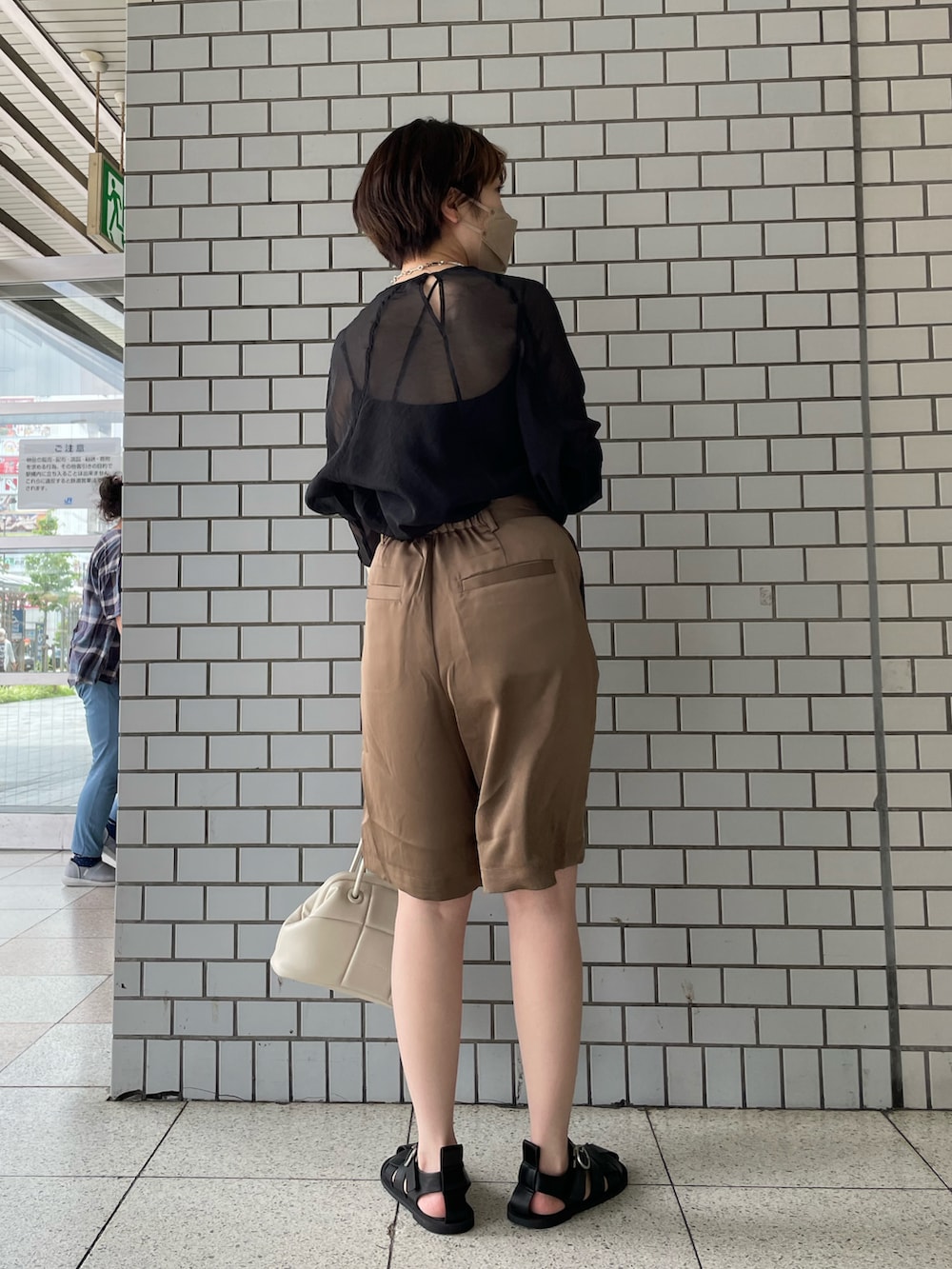 ブラック系のシャツ/ブラウス、ブラウン系のその他パンツ、ブラック系のサンダルを着用したレディースの夏コーディネートの3枚目の写真