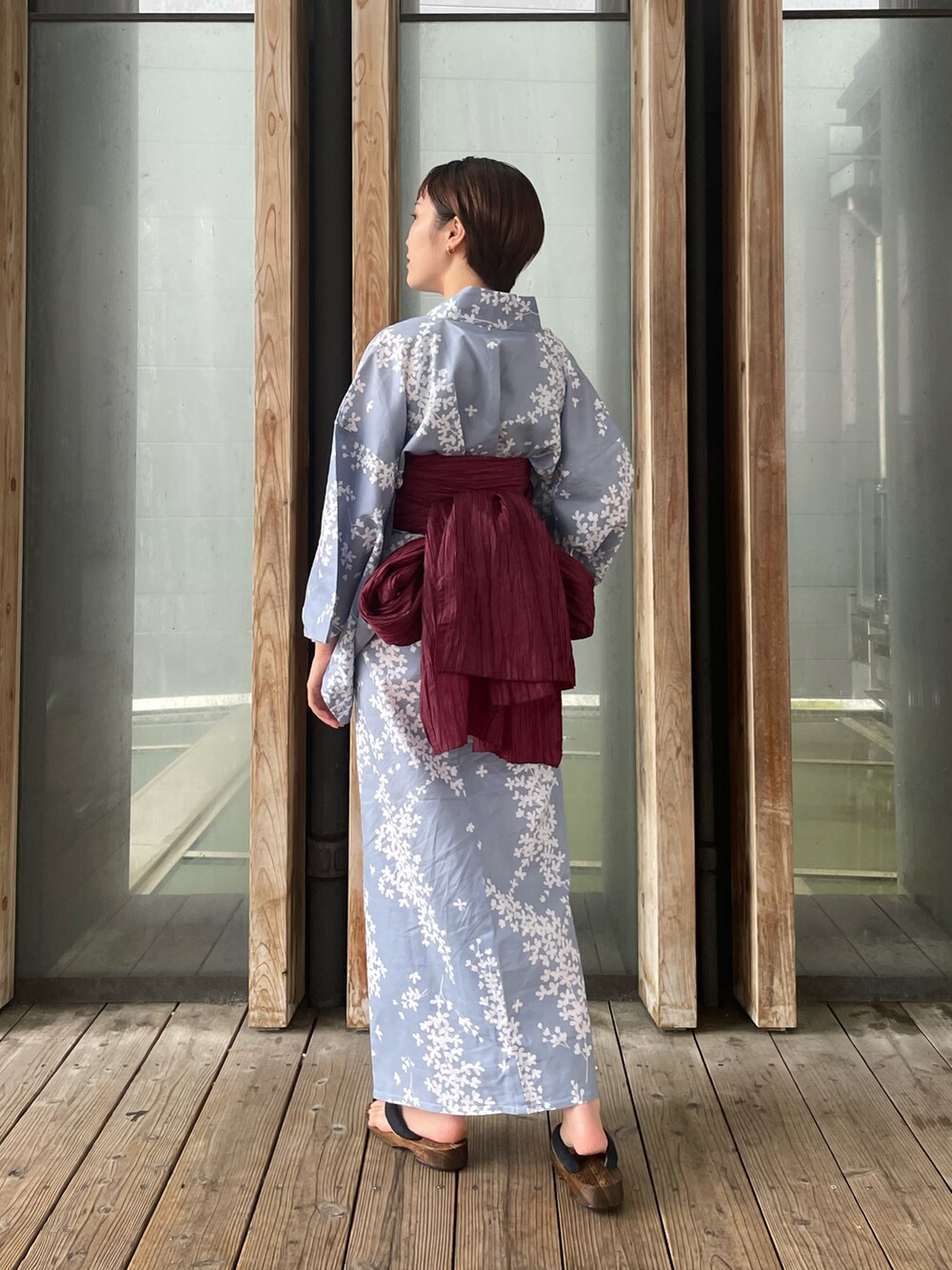 ブルー系の浴衣を着用したレディースの夏コーディネートの2枚目の写真