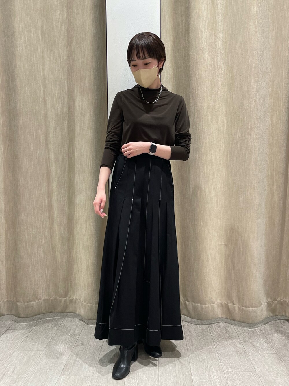 グレー系のTシャツ/カットソー、ブラック系のスカートを着用したレディースの春コーディネートの2枚目の写真