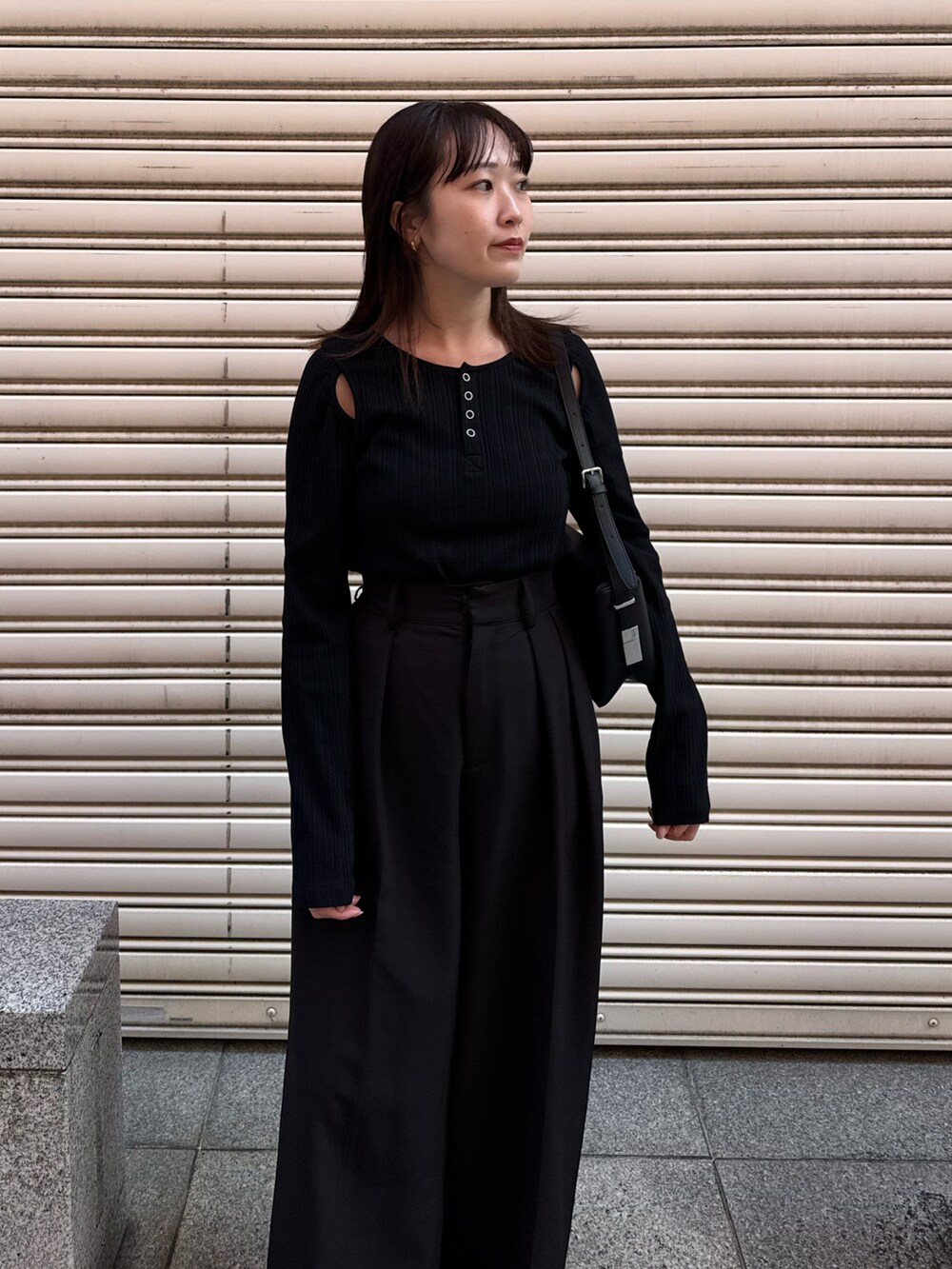 ブラック系のTシャツ/カットソー、ブラック系のその他パンツ、ブラック系のパンプスを着用したレディースの冬コーディネートの2枚目の写真