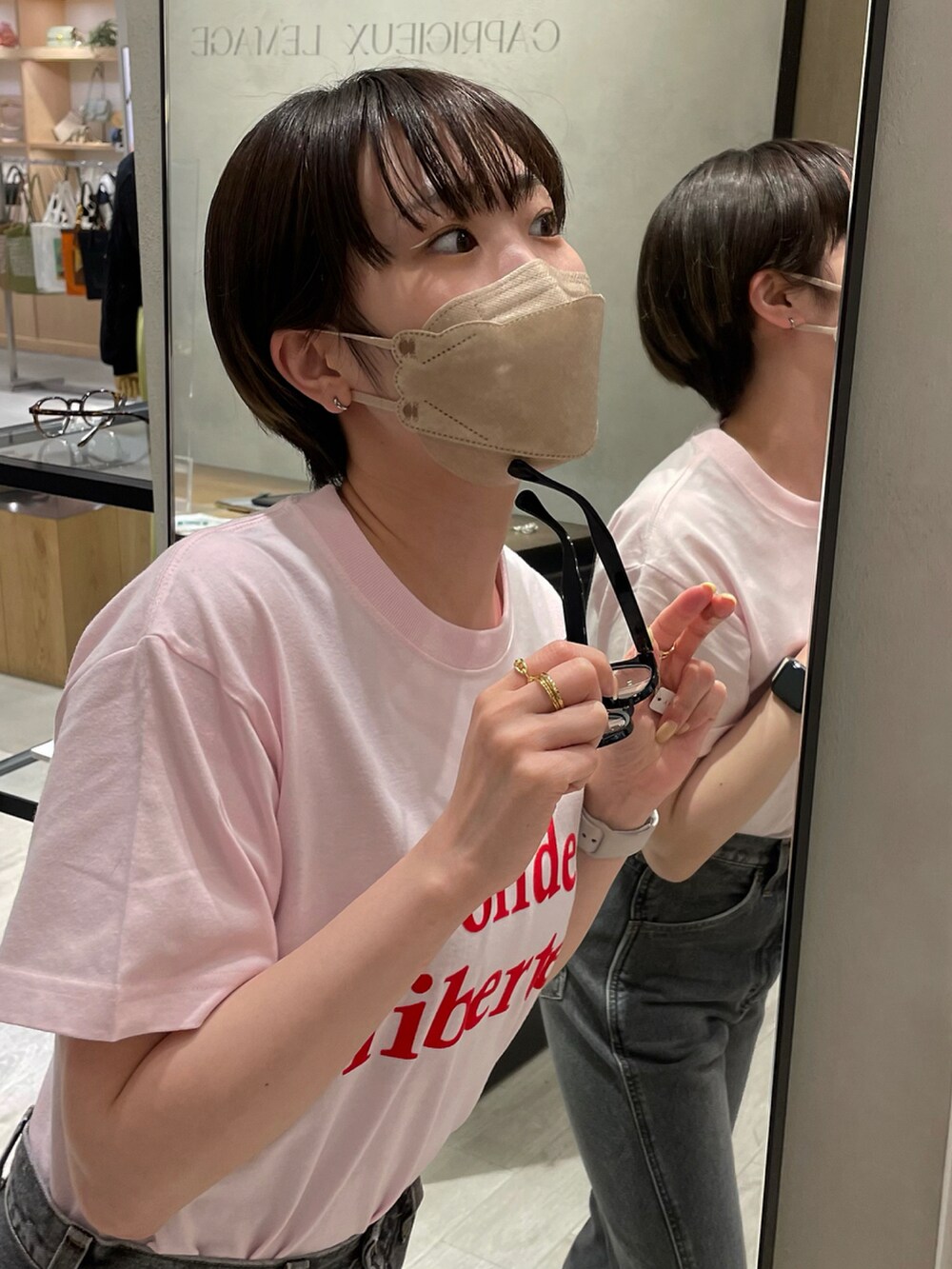 ピンク系のTシャツ/カットソー、ブラック系のデニムパンツ、ベージュ系のトートバッグを着用したレディースの春コーディネートの3枚目の写真