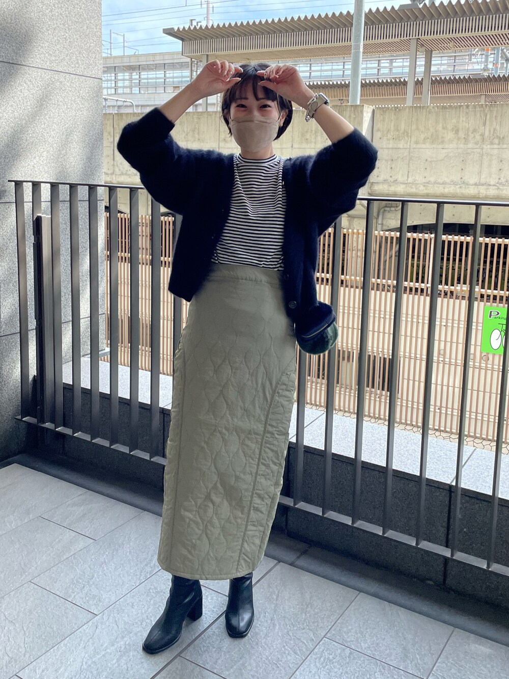 ブラック系のTシャツ/カットソー、ブラック系のカーディガン/ボレロ、ブラック系のスカートを着用したレディースの秋コーディネートの2枚目の写真