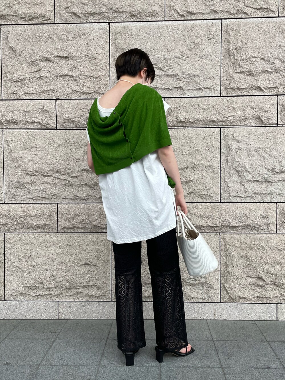 ホワイト系のTシャツ/カットソー、ブラック系のその他パンツ、ブラック系のサンダルを着用したレディースの春コーディネートの3枚目の写真