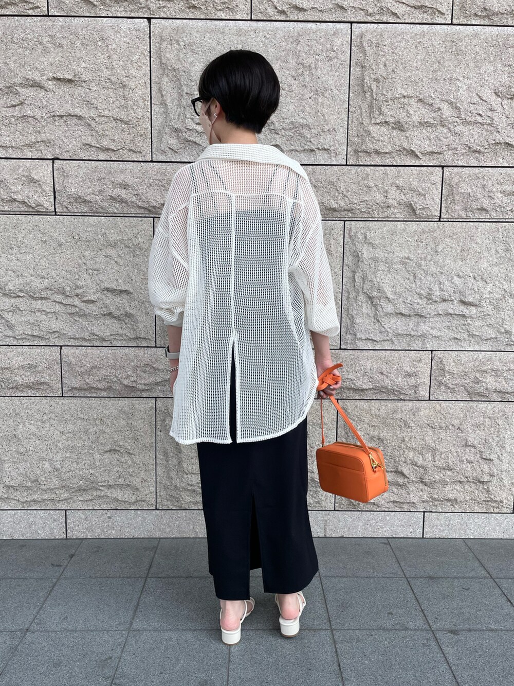 ブラック系のワンピース、ホワイト系のシャツ/ブラウス、ホワイト系のサンダルを着用したレディースの夏コーディネートの3枚目の写真