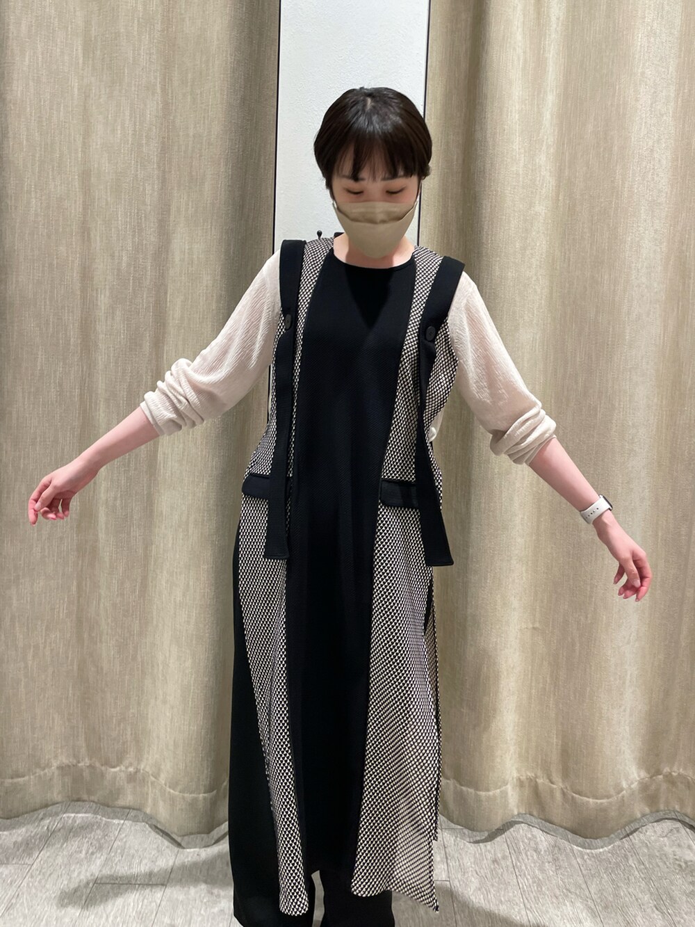 ブラック系のワンピース、グリーン系のその他パンツ、ブラック系のサンダルを着用したレディースの春コーディネートの2枚目の写真