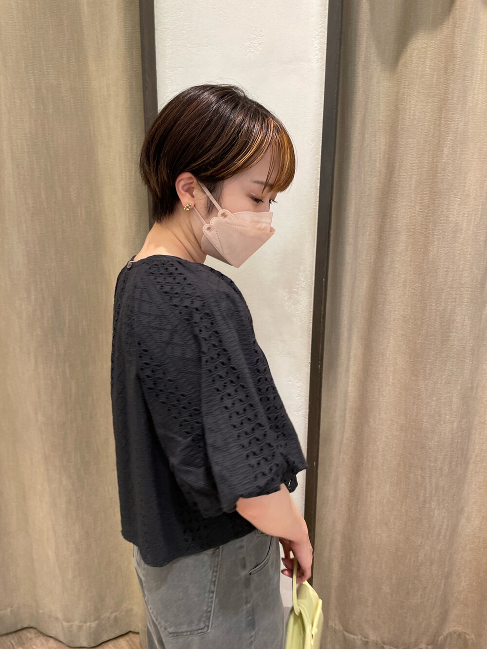 ブラック系のシャツ/ブラウス、グレー系のデニムパンツ、イエロー系のショルダーバッグを着用したレディースの夏コーディネートの3枚目の写真