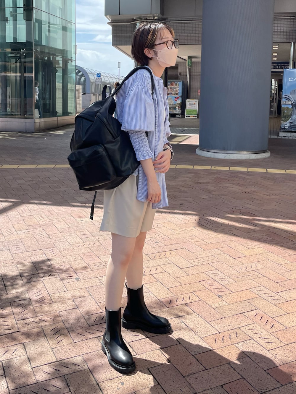 グレー系のシャツ/ブラウス、ホワイト系のその他パンツ、ブラック系のブーツを着用したレディースの秋コーディネートの2枚目の写真