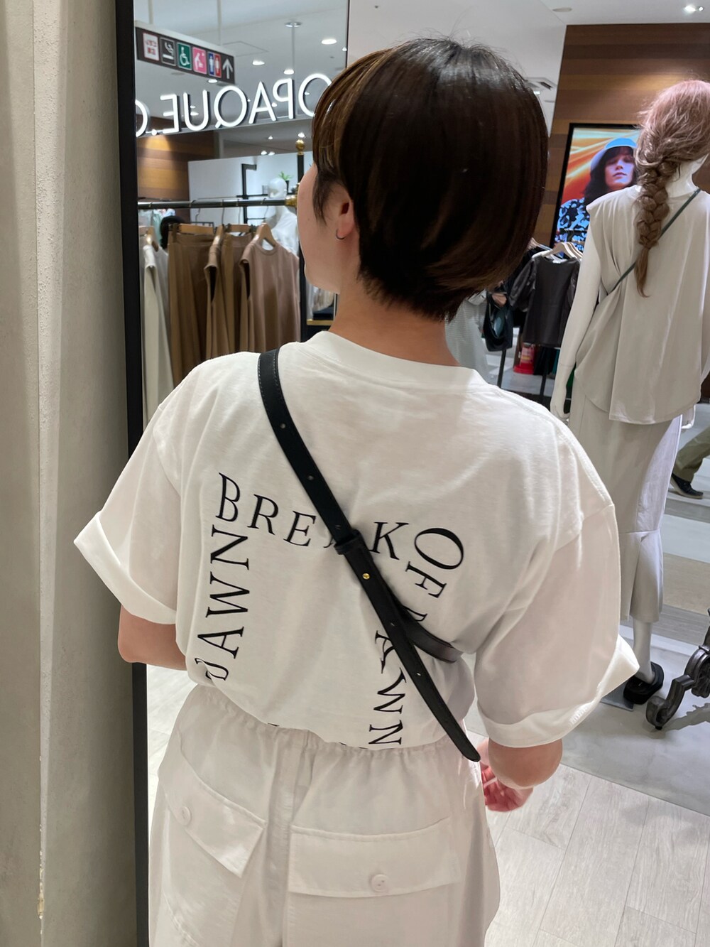 ホワイト系のTシャツ/カットソー、ホワイト系のサンダルを着用したレディースの夏コーディネートの3枚目の写真