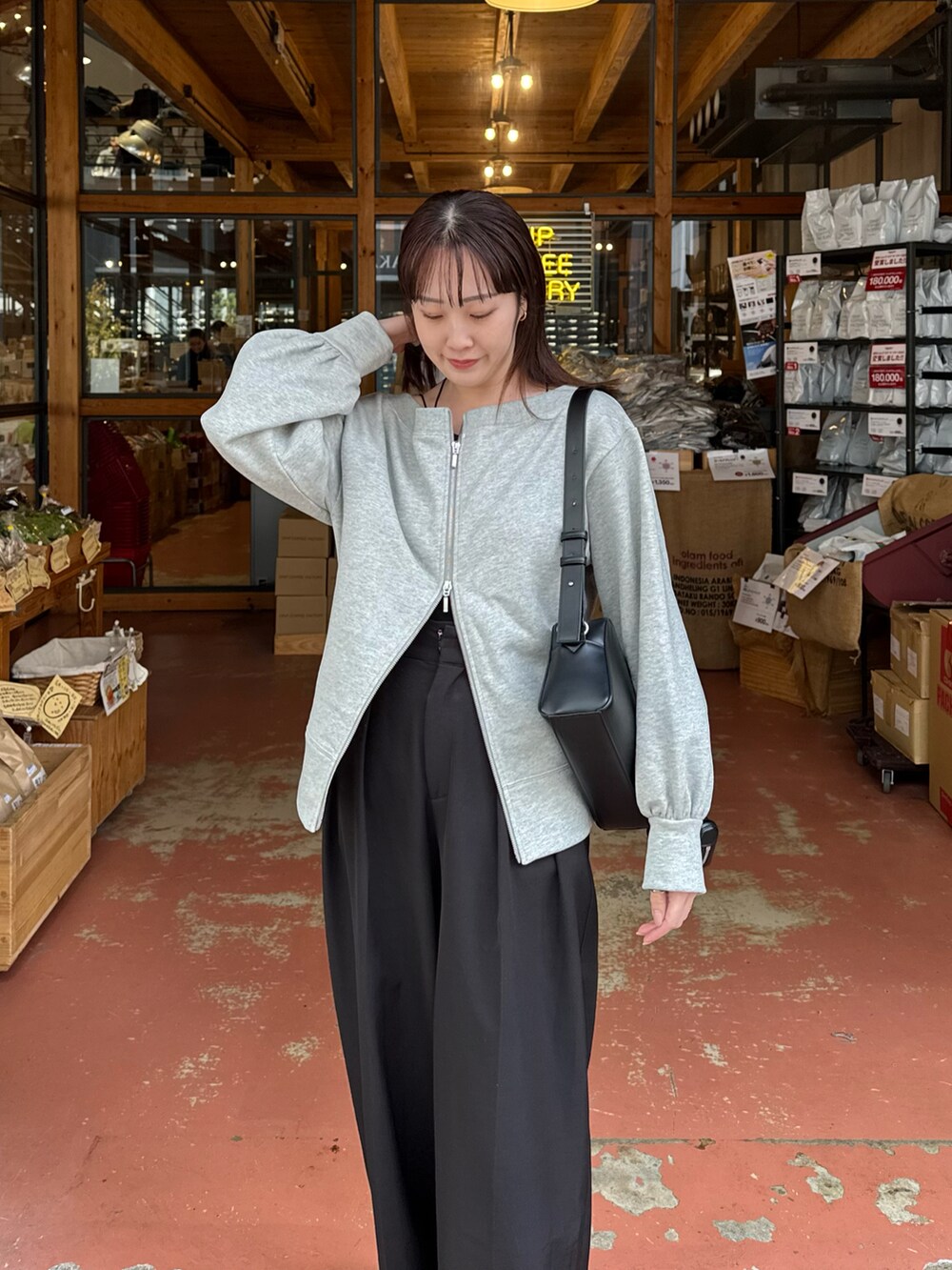 グレー系のTシャツ/カットソー、ブラック系のその他パンツを着用したレディースの冬コーディネートの2枚目の写真