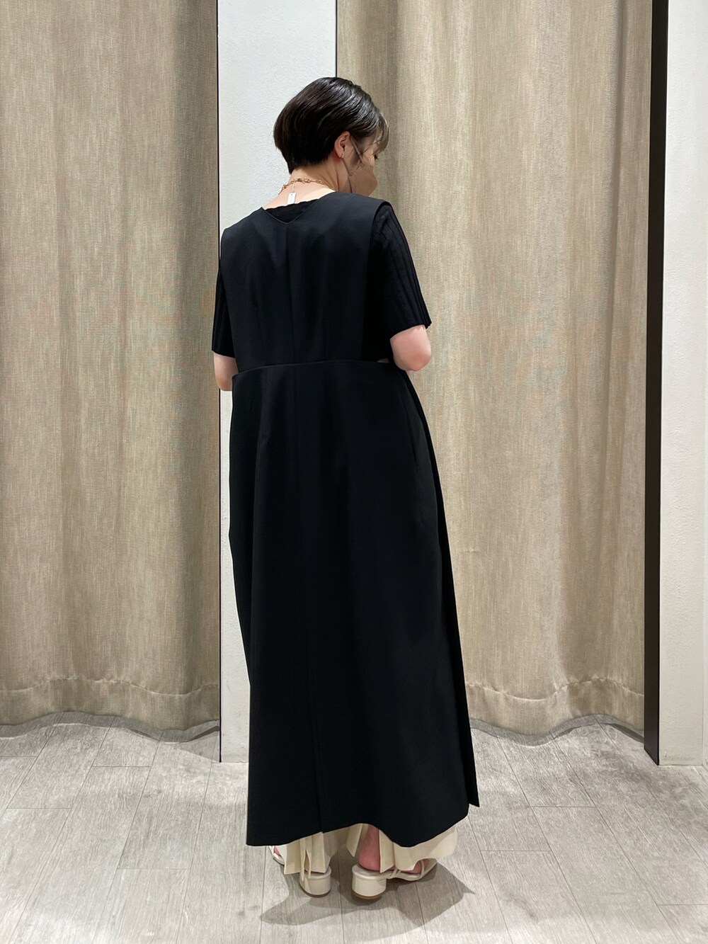 ブラック系のニット/セーター、ホワイト系のその他パンツ、ブラック系のワンピースを着用したレディースの夏コーディネートの3枚目の写真