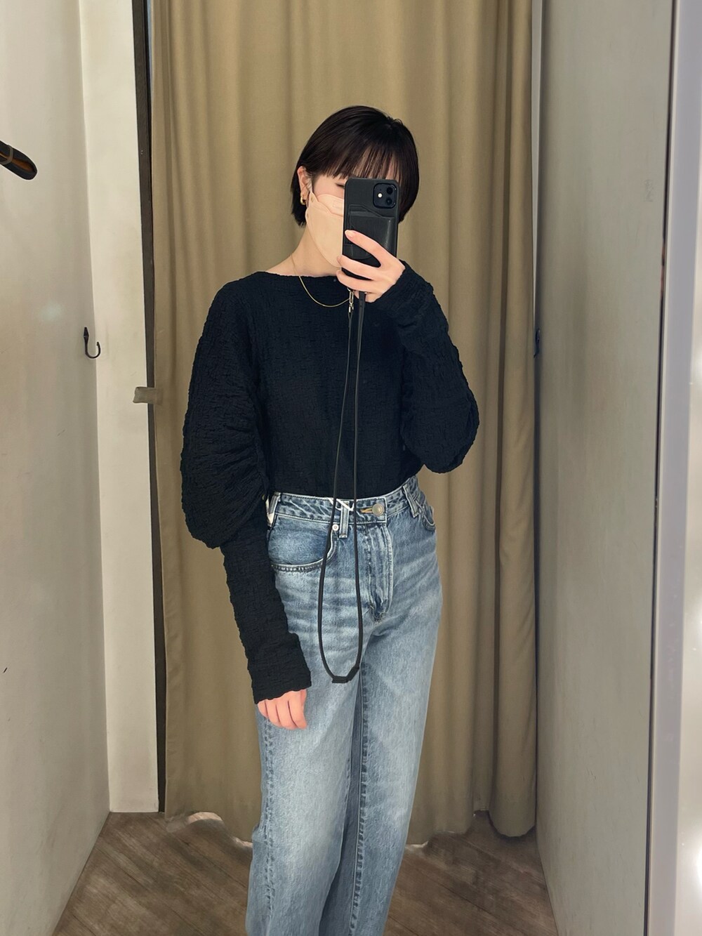 ブラック系のTシャツ/カットソー、ブルー系のデニムパンツを着用したレディースの冬コーディネートの2枚目の写真