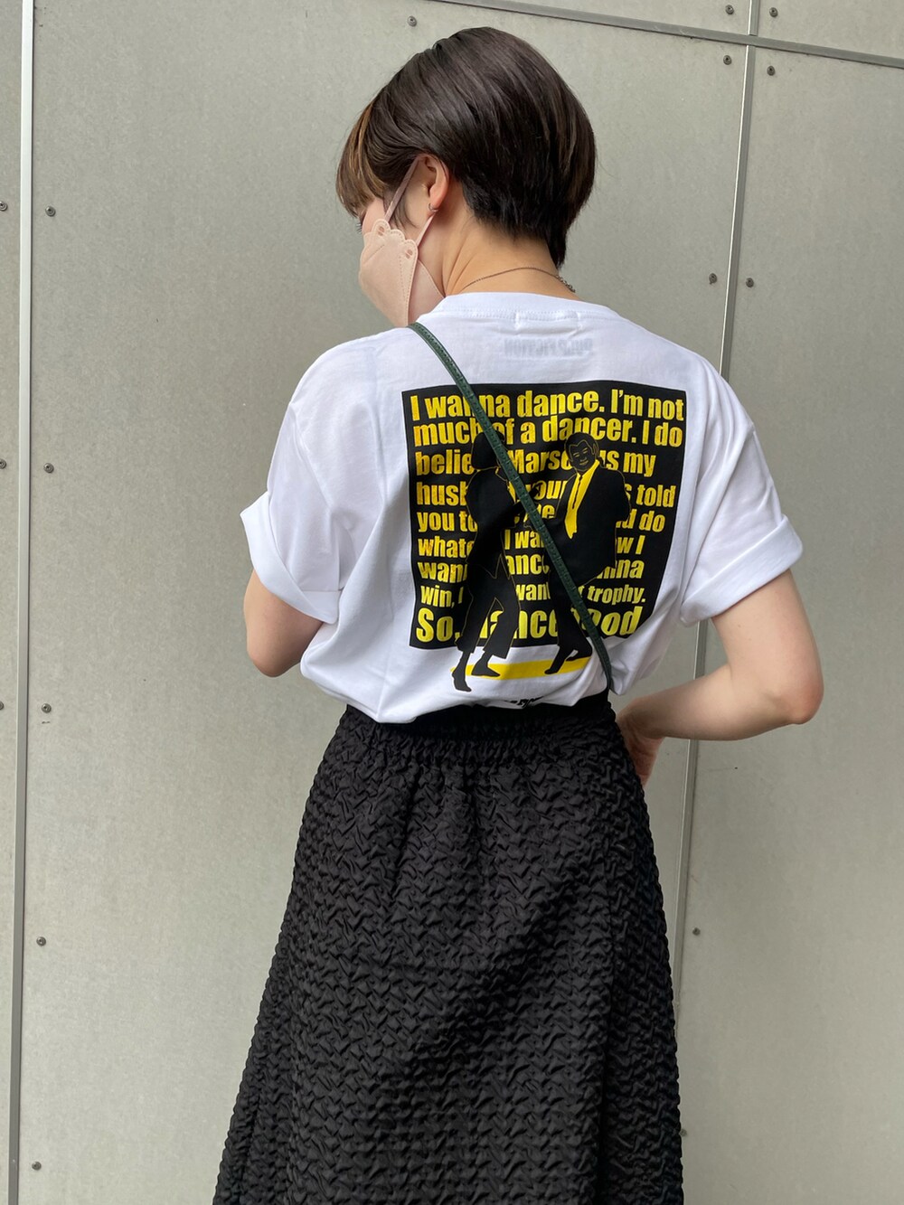 ブラック系のスカート、ブラック系のサンダルを着用したレディースの夏コーディネートの3枚目の写真