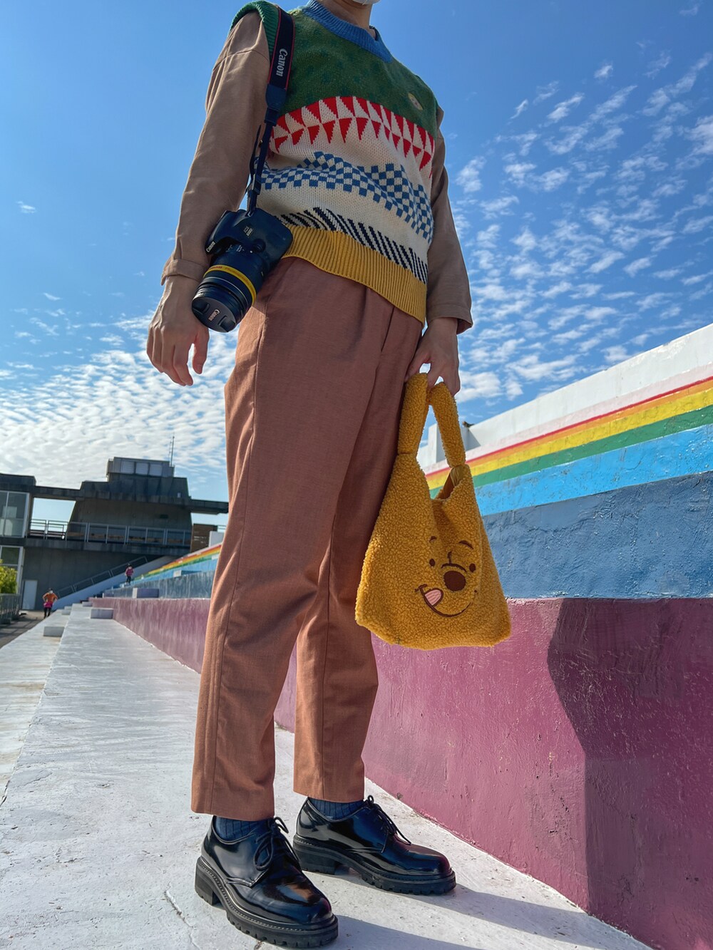 オレンジ系のスラックス、その他のその他トップス、ベージュ系のシャツ/ブラウスを着用したレディースの冬コーディネートの3枚目の写真