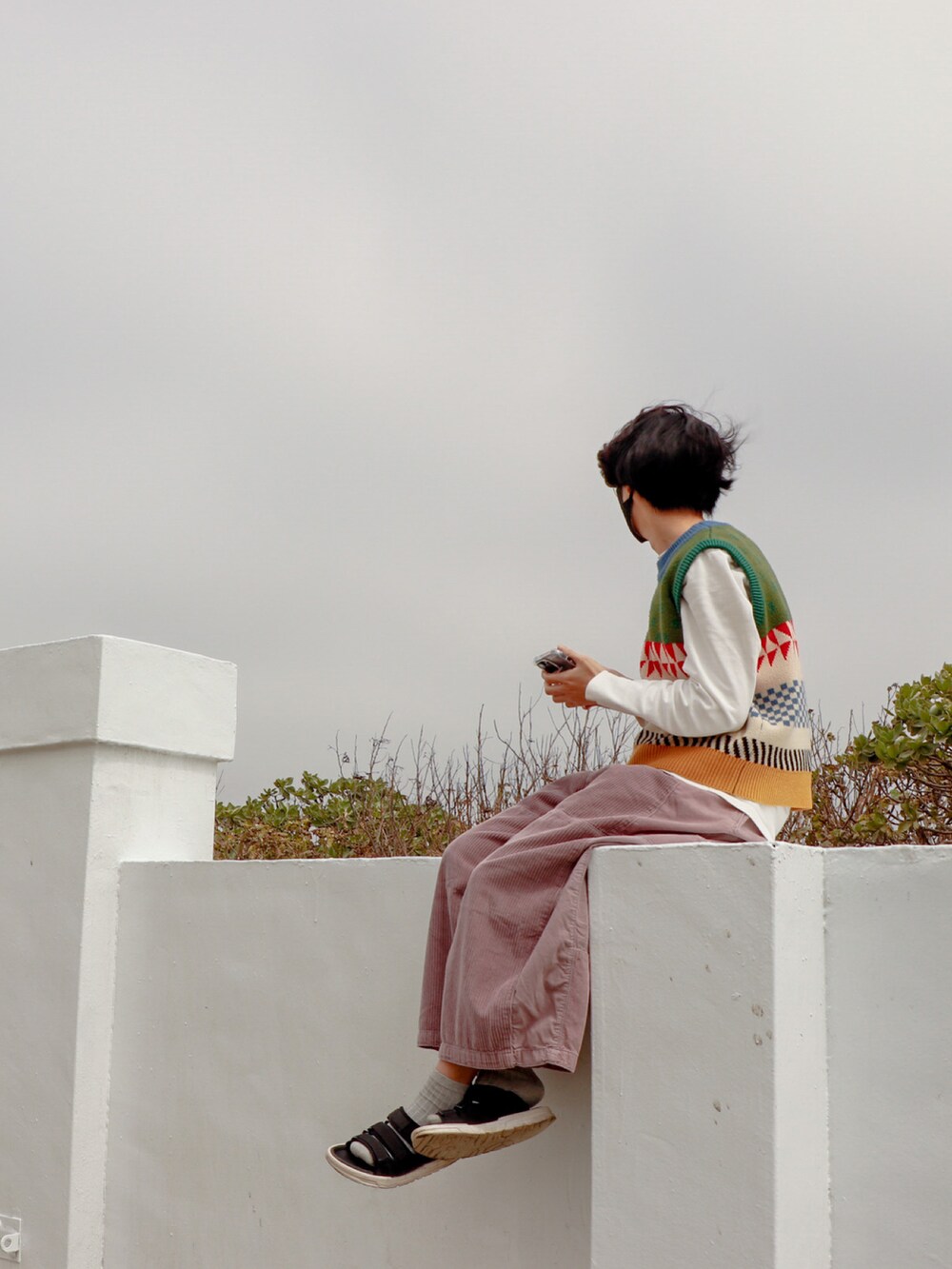 ピンク系のチノパンツを着用したレディースの春コーディネートの2枚目の写真