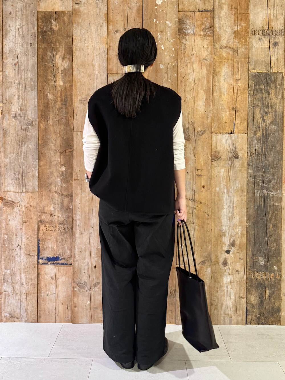 ブラック系のその他アウター、ホワイト系のTシャツ/カットソー、ブラック系のその他パンツを着用したレディースの秋コーディネートの3枚目の写真