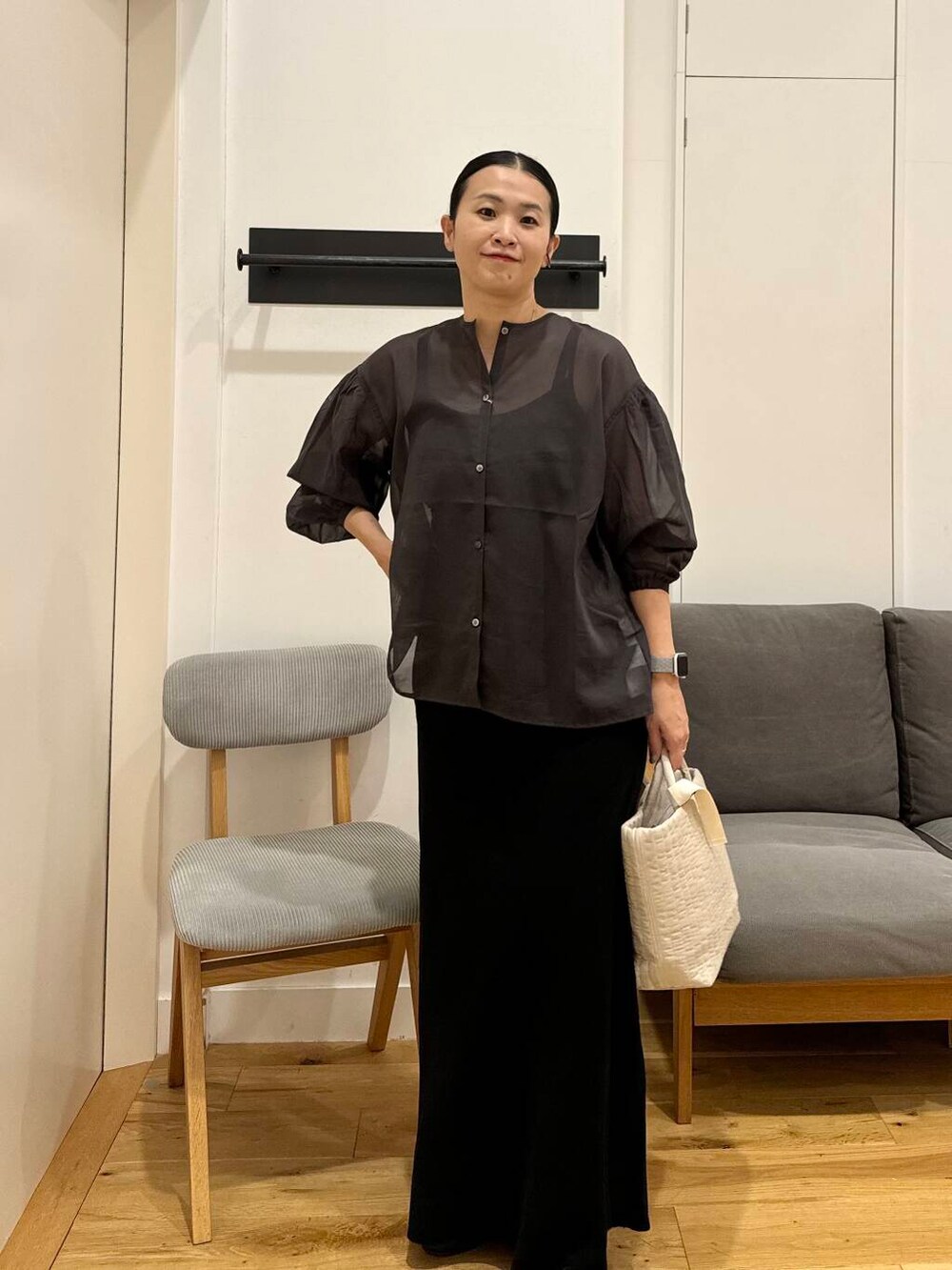 ブラック系のその他シューズ、グレー系のシャツ/ブラウスを着用したレディースの夏コーディネートの3枚目の写真