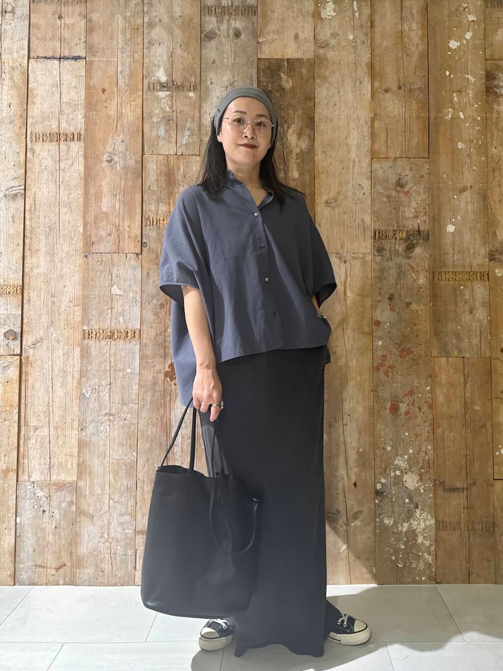 「モノトーン、シンプルコーデ、かぐれ、夏コーデ、newarrival、旅行コーデ、アラフォー、骨格ナチュラル、帰省コーデ、ナチュラル×イエベ秋、夏のブラックコーデ、40代の着こなし、シャツが主役の夏コーデ、スタッフのこれ買いました、ナチュラル×カジュアル」｜「かぐれの『2サイズ展開』キュプラスカート（スカート、グレー系）」を使った、クボさん（レディース・161cm）の夏コーディネートの2枚目の写真