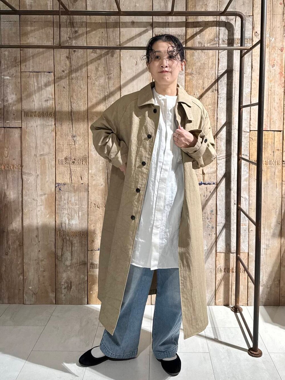「かぐれ、newarrival、アラフォー、骨格ナチュラル、イエベ秋、ナチュラル×イエベ秋、40代の着こなし、ナチュラル×着やせ、ブラウスが主役の春コーデ」｜「かぐれのフェードデニムイージーパンツ（デニムパンツ、ブルー系）」を使った、クボさん（レディース・161cm）の春コーディネートの4枚目の写真