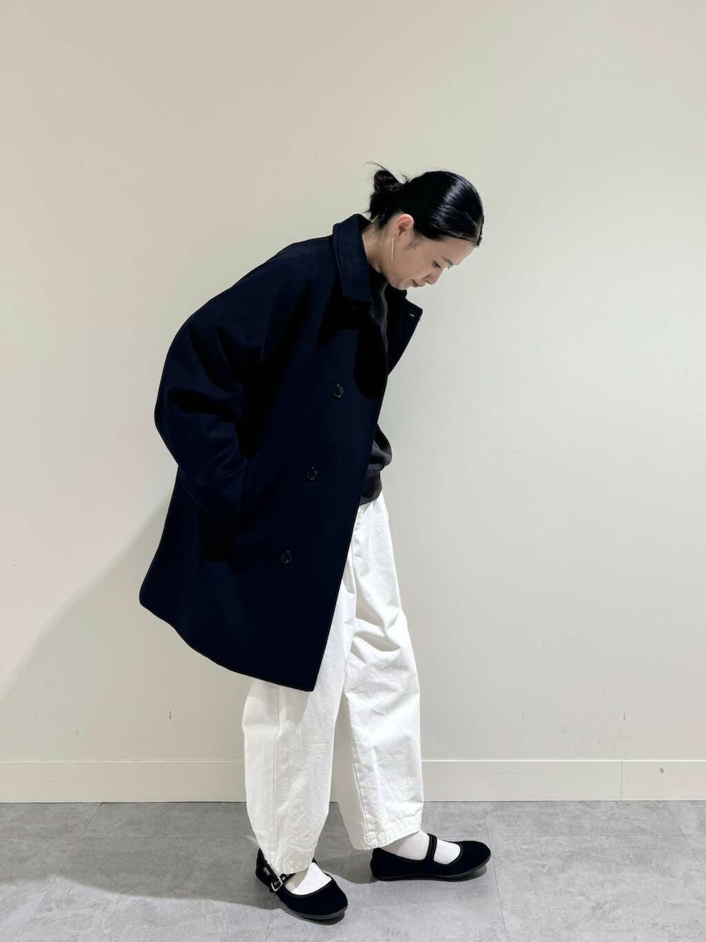 ホワイト系のその他パンツ、ブルー系のピーコート、グレー系のスウェットを着用したレディースの秋コーディネートの4枚目の写真