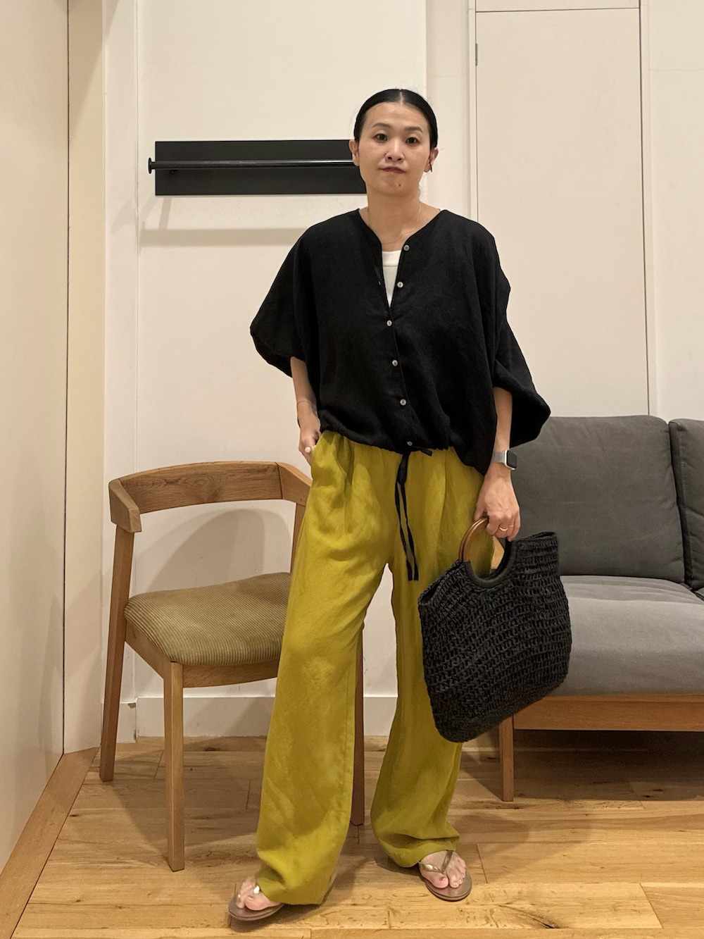 ブラック系のシャツ/ブラウス、イエロー系のその他パンツ、ブラック系のかごバッグを着用したレディースの夏コーディネートの3枚目の写真