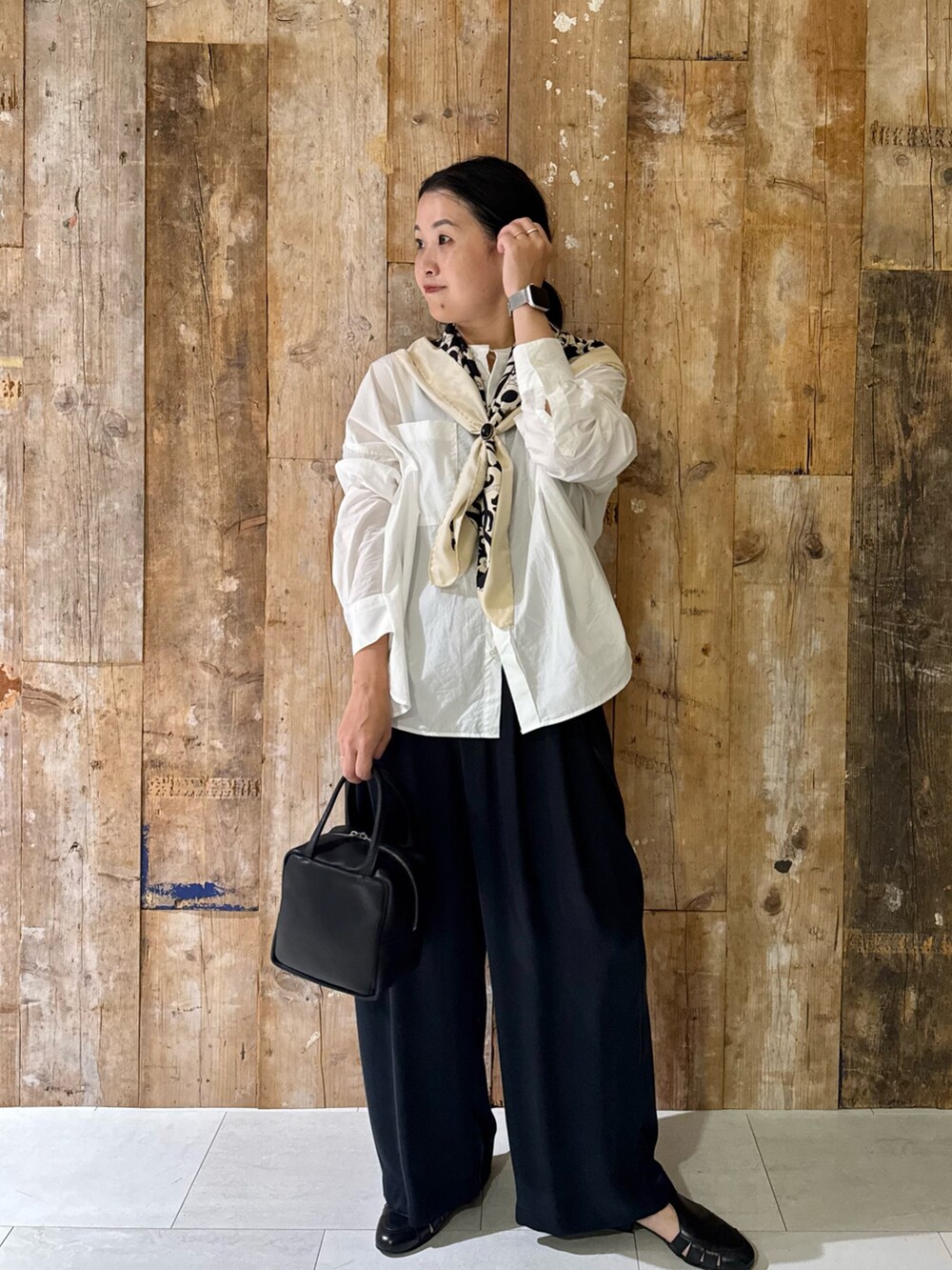 ホワイト系のシャツ/ブラウス、ブルー系のその他パンツ、ブラック系のシューズを着用したレディースの夏コーディネートの2枚目の写真