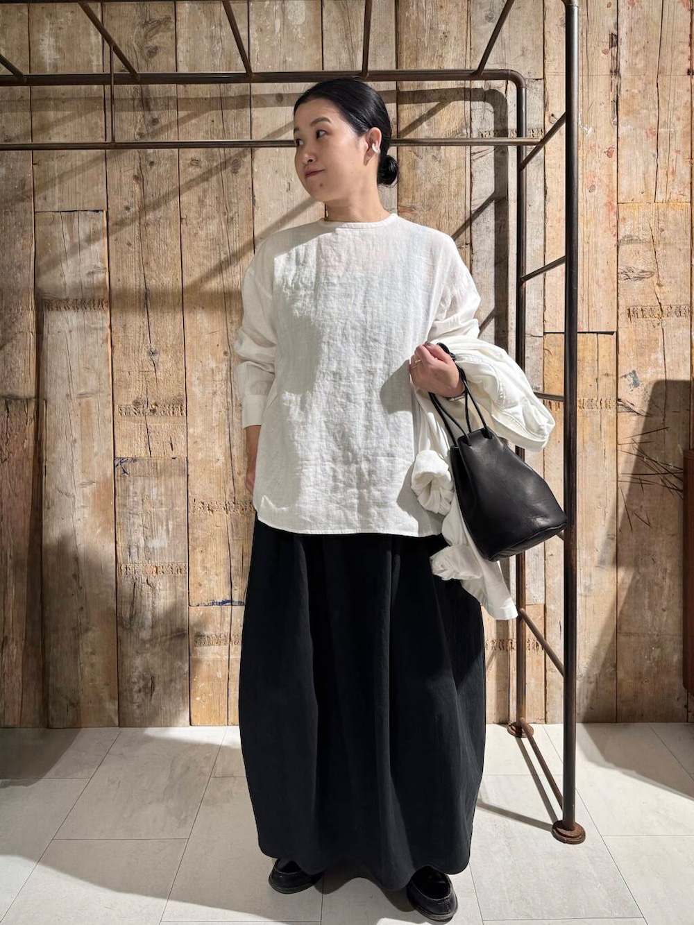 「かぐれ、春コーデ、リネン、newarrival、アラフォー、骨格ナチュラル、イエベ秋、ナチュラル×イエベ秋、40代の着こなし、ナチュラル×着やせ、私の推しデニムスタイル」｜「かぐれの『ユニセックス』デニムカバーオール（カバーオール、ホワイト系）」を使った、クボさん（レディース・161cm）の春コーディネートの2枚目の写真