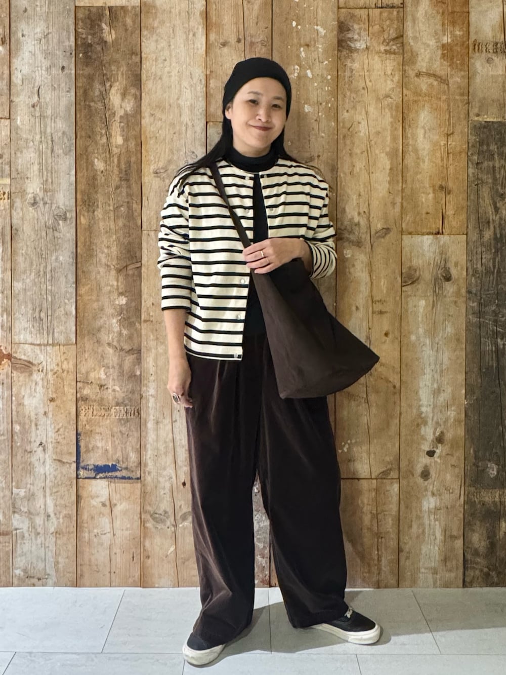 その他のカーディガン/ボレロ、ブラック系のTシャツ/カットソー、ブラウン系のその他パンツを着用したレディースの冬コーディネートの2枚目の写真