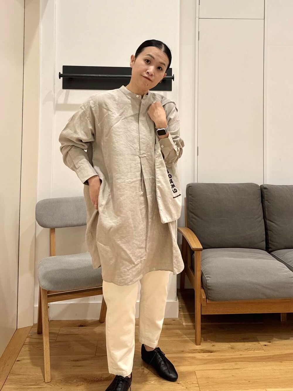 ベージュ系のTシャツ/カットソー、ブラック系のその他シューズ、ホワイト系のその他パンツを着用したレディースの夏コーディネートの2枚目の写真