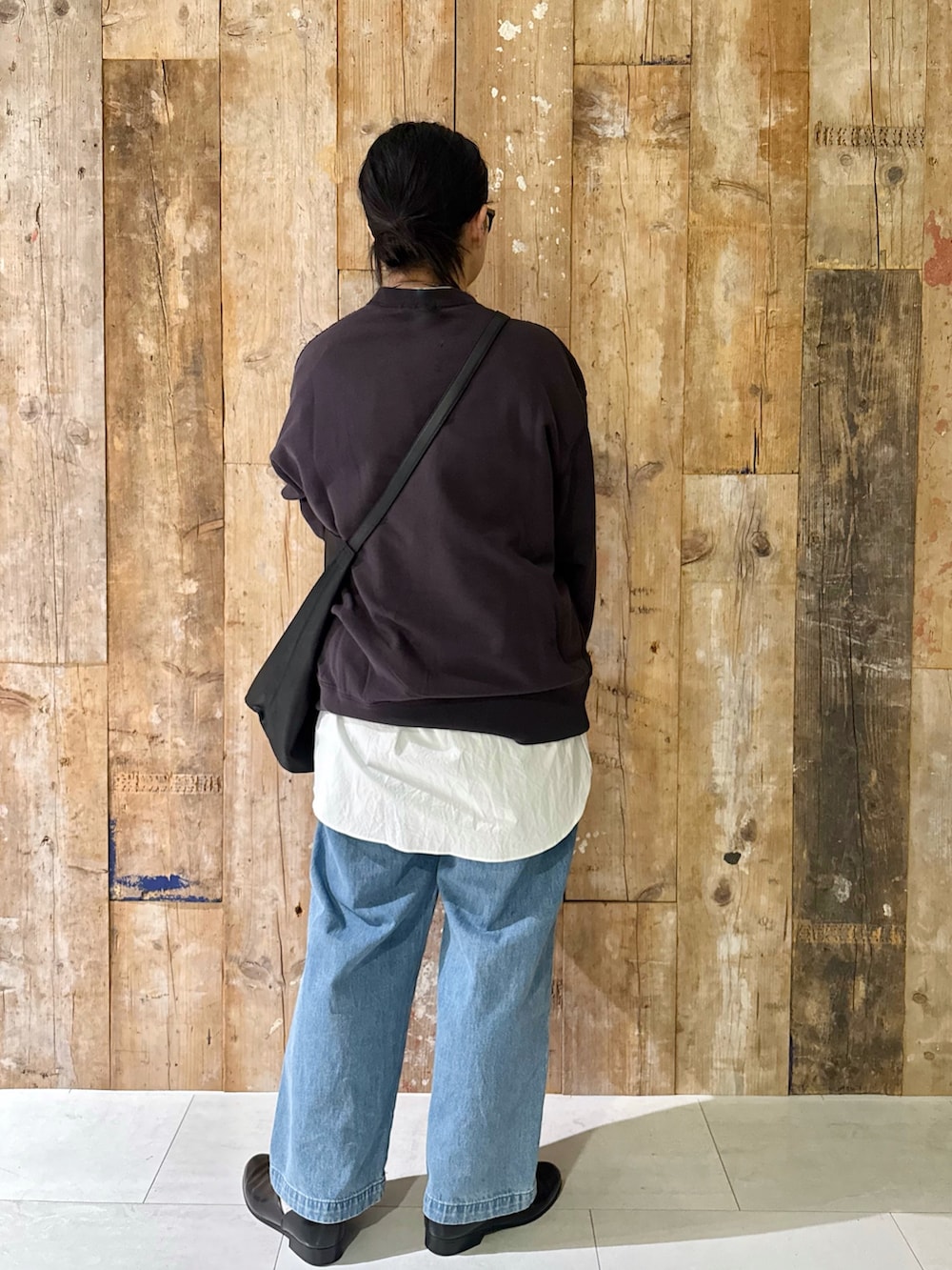 ホワイト系のシャツ/ブラウス、ブルー系のデニムパンツ、ブラック系のトートバッグを着用したレディースの秋コーディネートの2枚目の写真