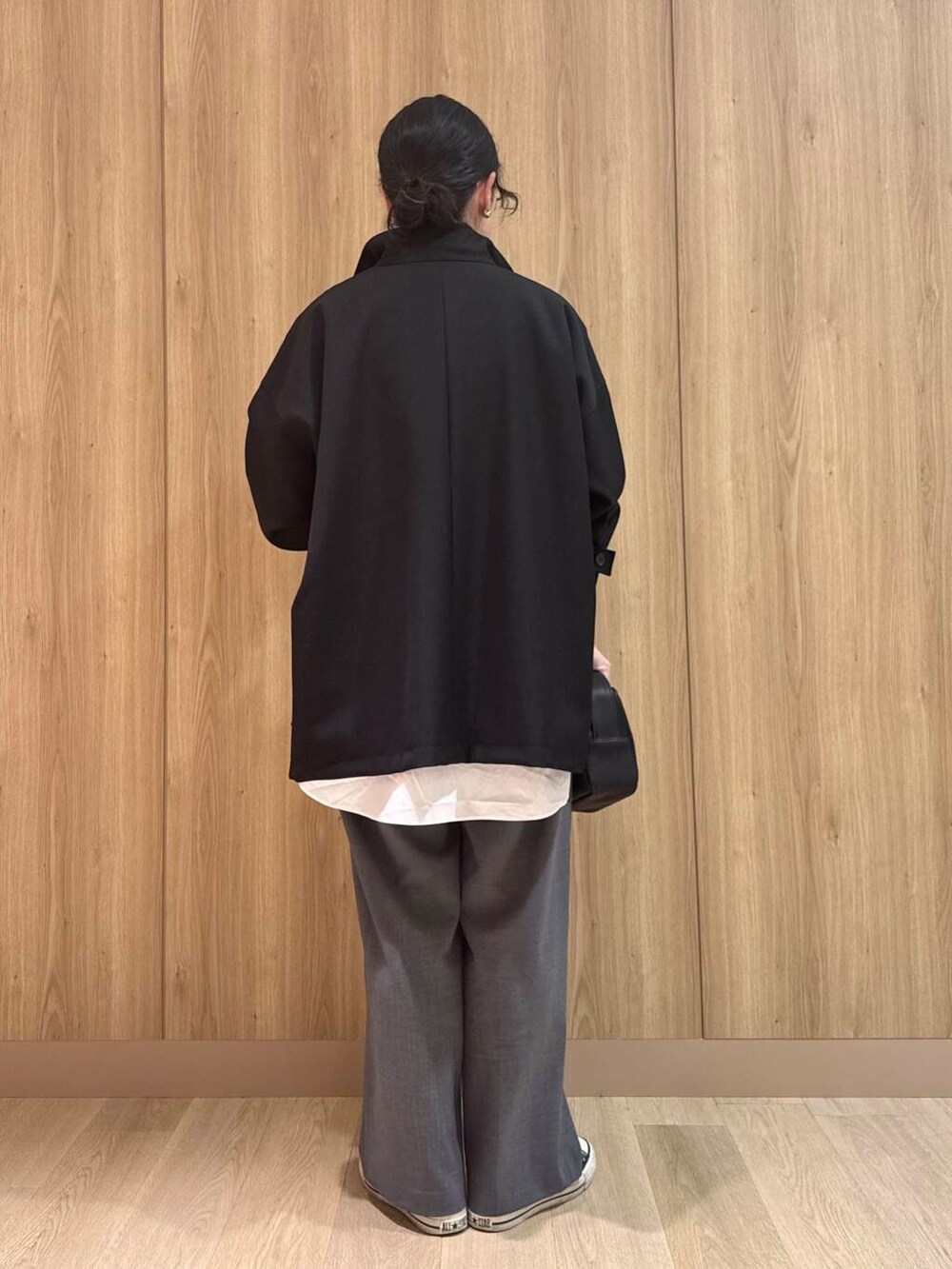 ブラック系のその他アウター、グレー系のその他パンツ、ホワイト系のシャツ/ブラウスを着用したレディースの冬コーディネートの5枚目の写真