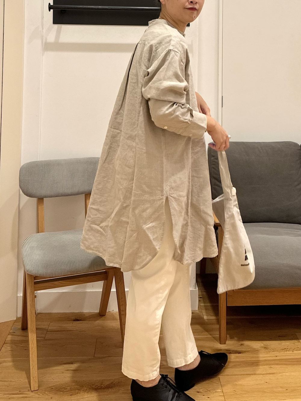 ベージュ系のシャツ/ブラウス、ホワイト系のその他パンツ、ブラック系のその他シューズを着用したレディースの夏コーディネートの2枚目の写真