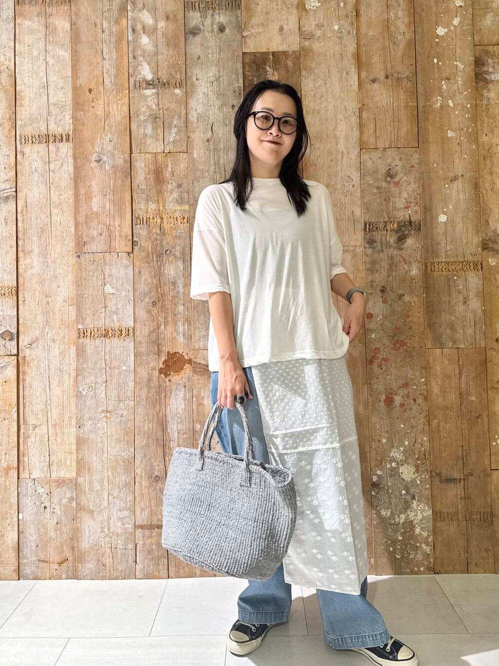 ブルー系のデニムパンツ、ホワイト系のTシャツ/カットソー、ホワイト系のバンダナ/スカーフを着用したレディースの夏コーディネートの3枚目の写真