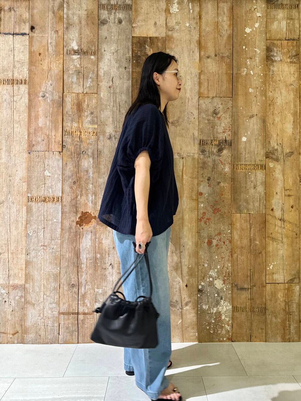 ブルー系のデニムパンツ、ブルー系のその他トップスを着用したレディースの夏コーディネートの2枚目の写真