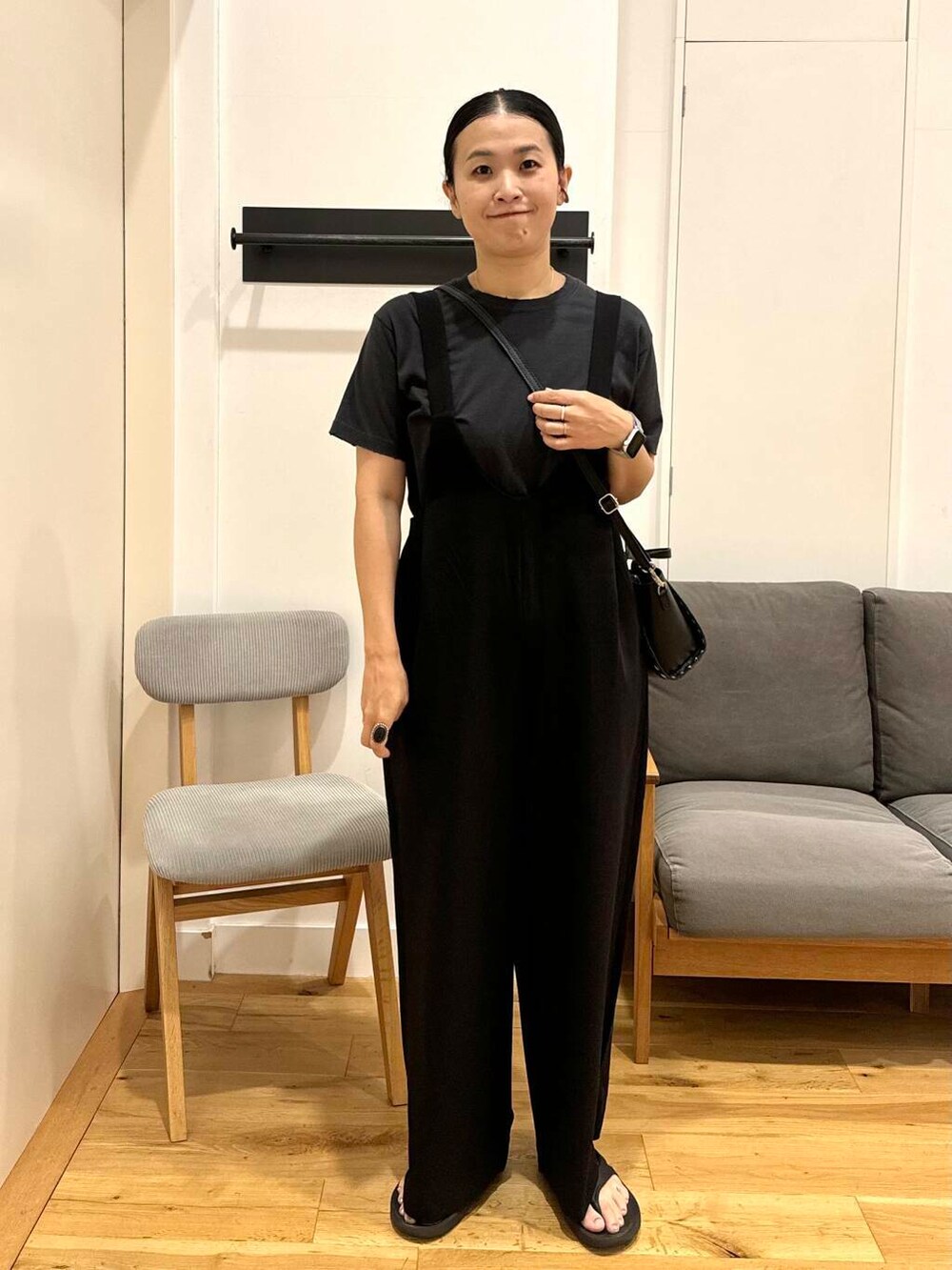 ブラック系のサロペット/オーバーオール、ブラック系のショルダーバッグ、グレー系のTシャツ/カットソーを着用したレディースの夏コーディネートの3枚目の写真