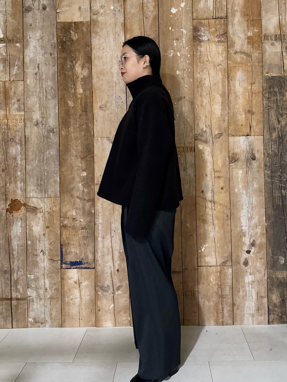 ブラック系のその他トップス、ブラック系のショルダーバッグ、グレー系のその他パンツを着用したレディースの冬コーディネートの3枚目の写真