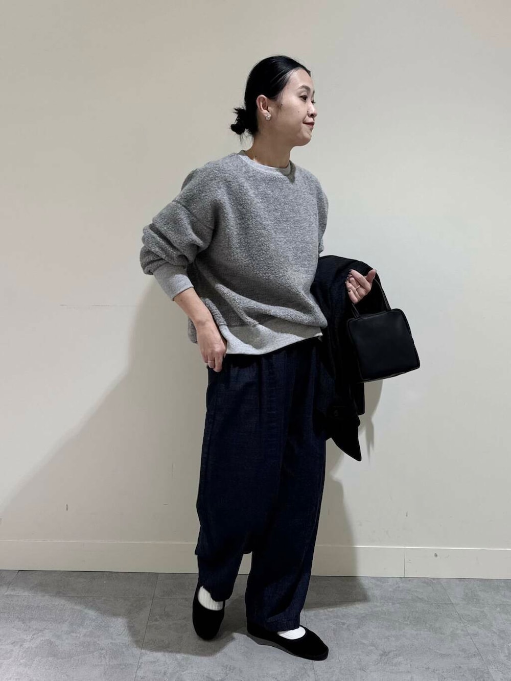 ブルー系のデニムパンツ、グレー系のピーコート、グレー系のTシャツ/カットソーを着用したレディースの冬コーディネートの3枚目の写真