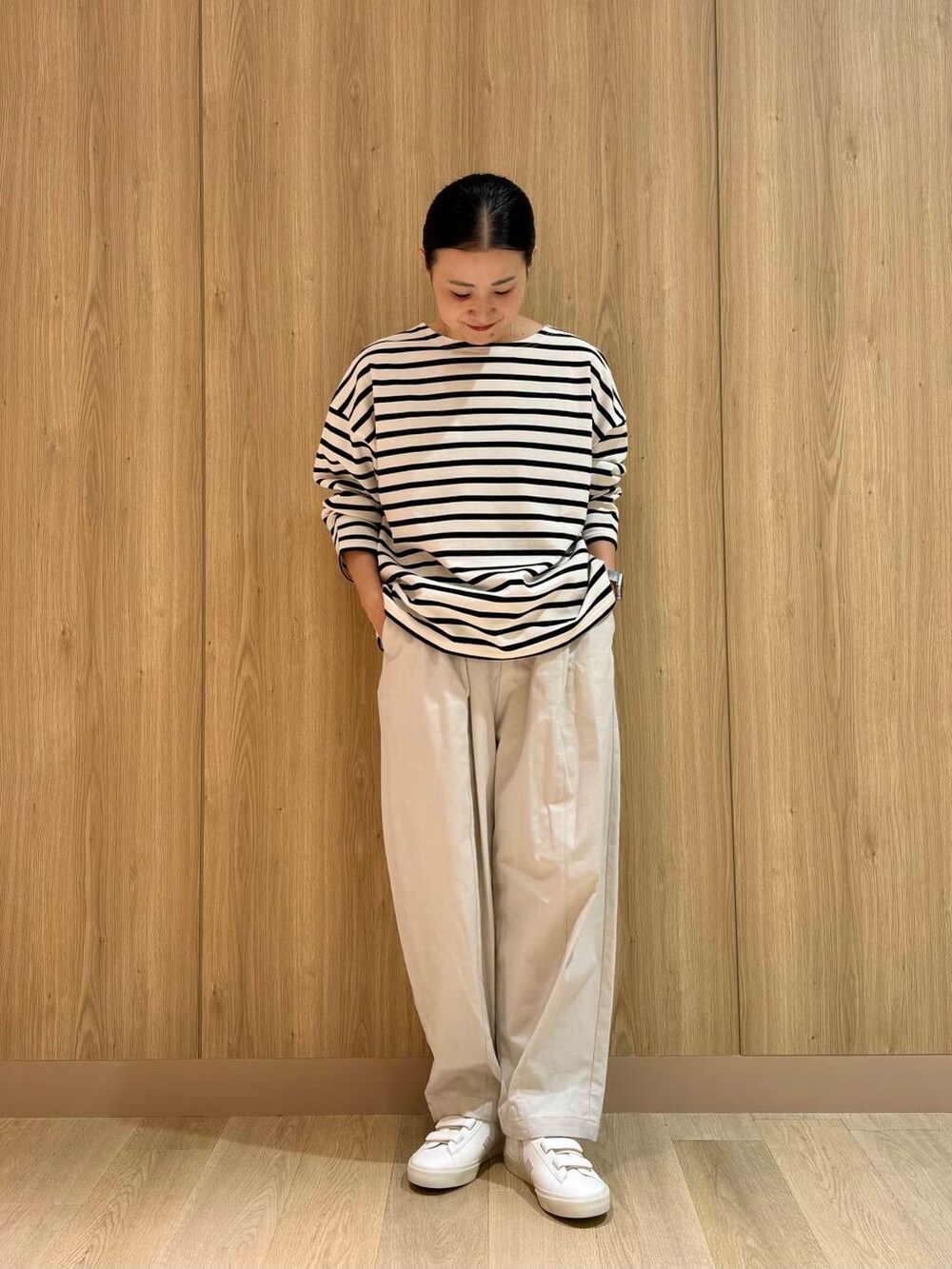 ホワイト系のTシャツ/カットソー、ホワイト系のその他パンツ、ホワイト系のスニーカーを着用したレディースの秋コーディネートの2枚目の写真