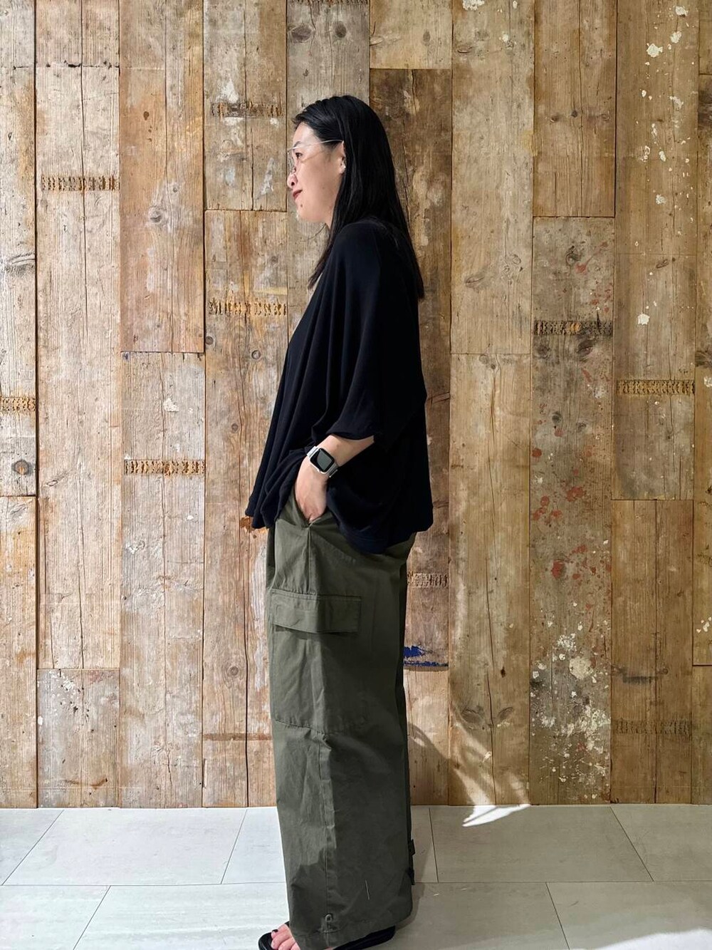 グリーン系のその他パンツ、ブラック系のTシャツ/カットソーを着用したレディースの夏コーディネートの3枚目の写真