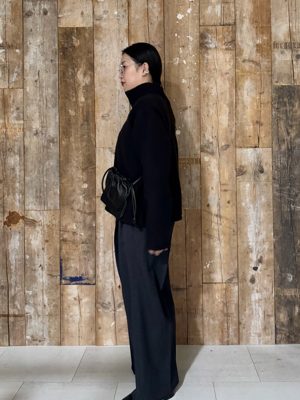 ブラック系のその他トップス、ブラック系のショルダーバッグ、グレー系のその他パンツを着用したレディースの冬コーディネートの2枚目の写真