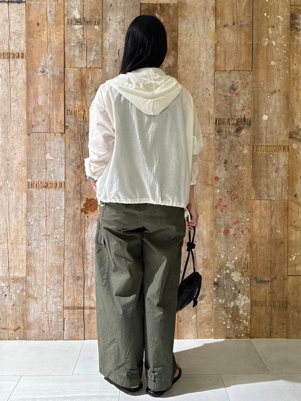 グリーン系のその他パンツ、ホワイト系のシャツ/ブラウスを着用したレディースの夏コーディネートの4枚目の写真