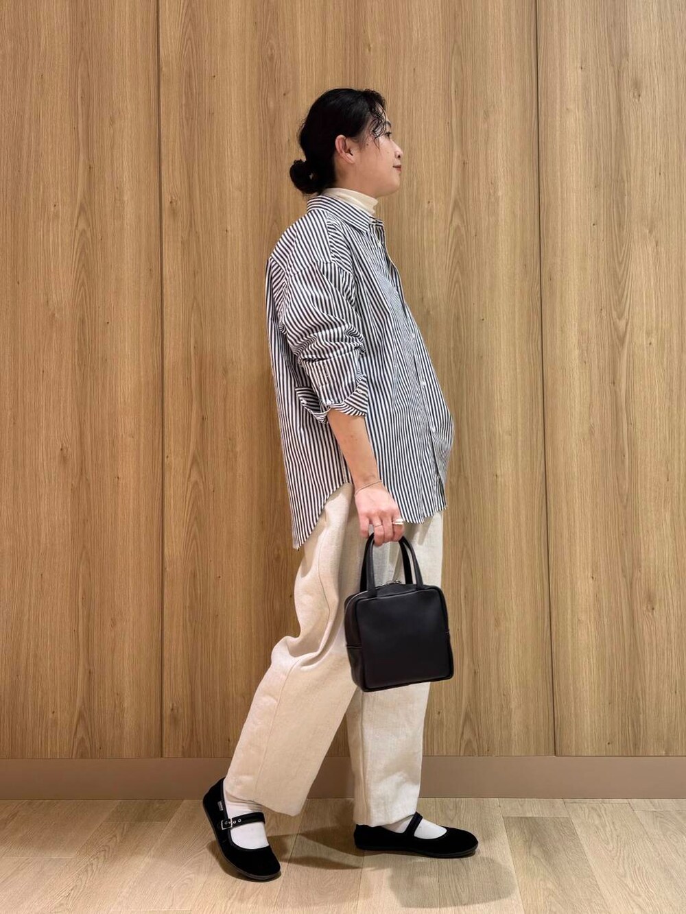 その他のシャツ/ブラウス、ホワイト系のTシャツ/カットソー、ベージュ系のその他パンツを着用したレディースの冬コーディネートの4枚目の写真