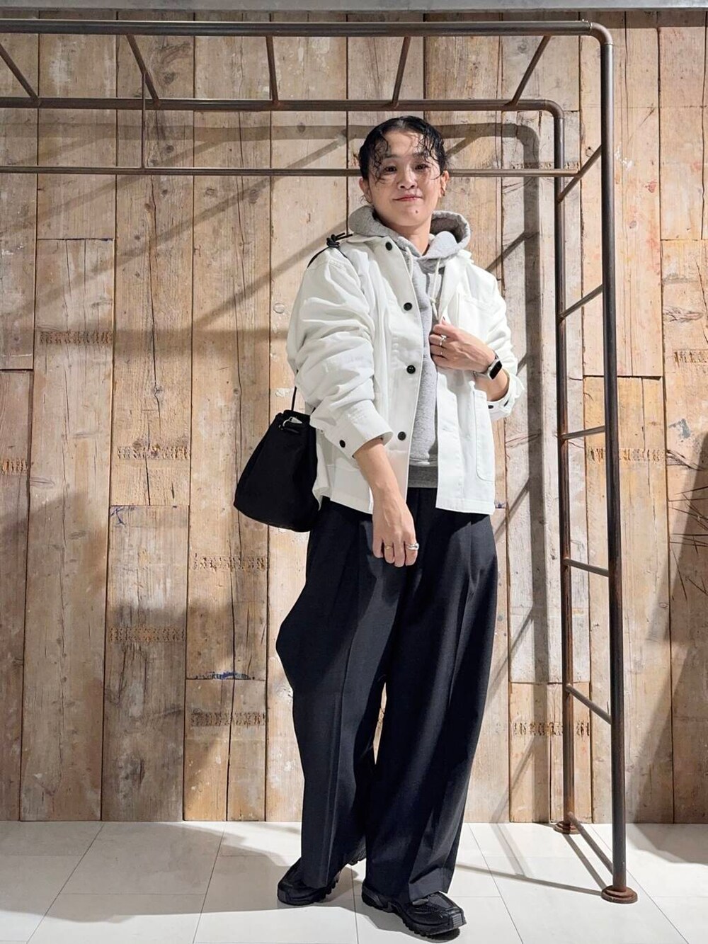 「かぐれ、newarrival、アラフォー、春カラーコーデ、骨格ナチュラル、イエベ秋、ナチュラル×イエベ秋、40代の着こなし、ナチュラル×カジュアル」｜「かぐれの『ユニセックス』デニムカバーオール（カバーオール、ホワイト系）」を使った、クボさん（レディース・161cm）の春コーディネートの4枚目の写真