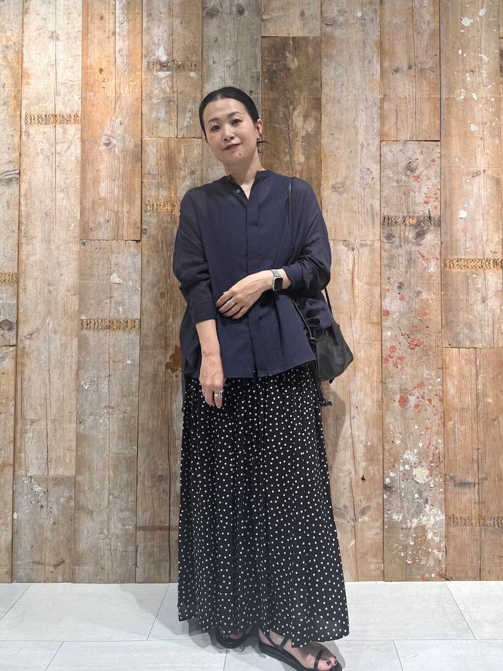 「モノトーン、シンプルコーデ、かぐれ、夏コーデ、旅行コーデ、アラフォー、骨格ナチュラル、帰省コーデ、ナチュラル×イエベ秋、夏のブラックコーデ、40代の着こなし、シャツが主役の夏コーデ、スタッフのこれ買いました、夏フェスコーデ、ナチュラル×カジュアル」｜「かぐれのバックタックワイドシャツ（シャツ/ブラウス、ブルー系）」を使った、クボさん（レディース・161cm）の夏コーディネートの4枚目の写真