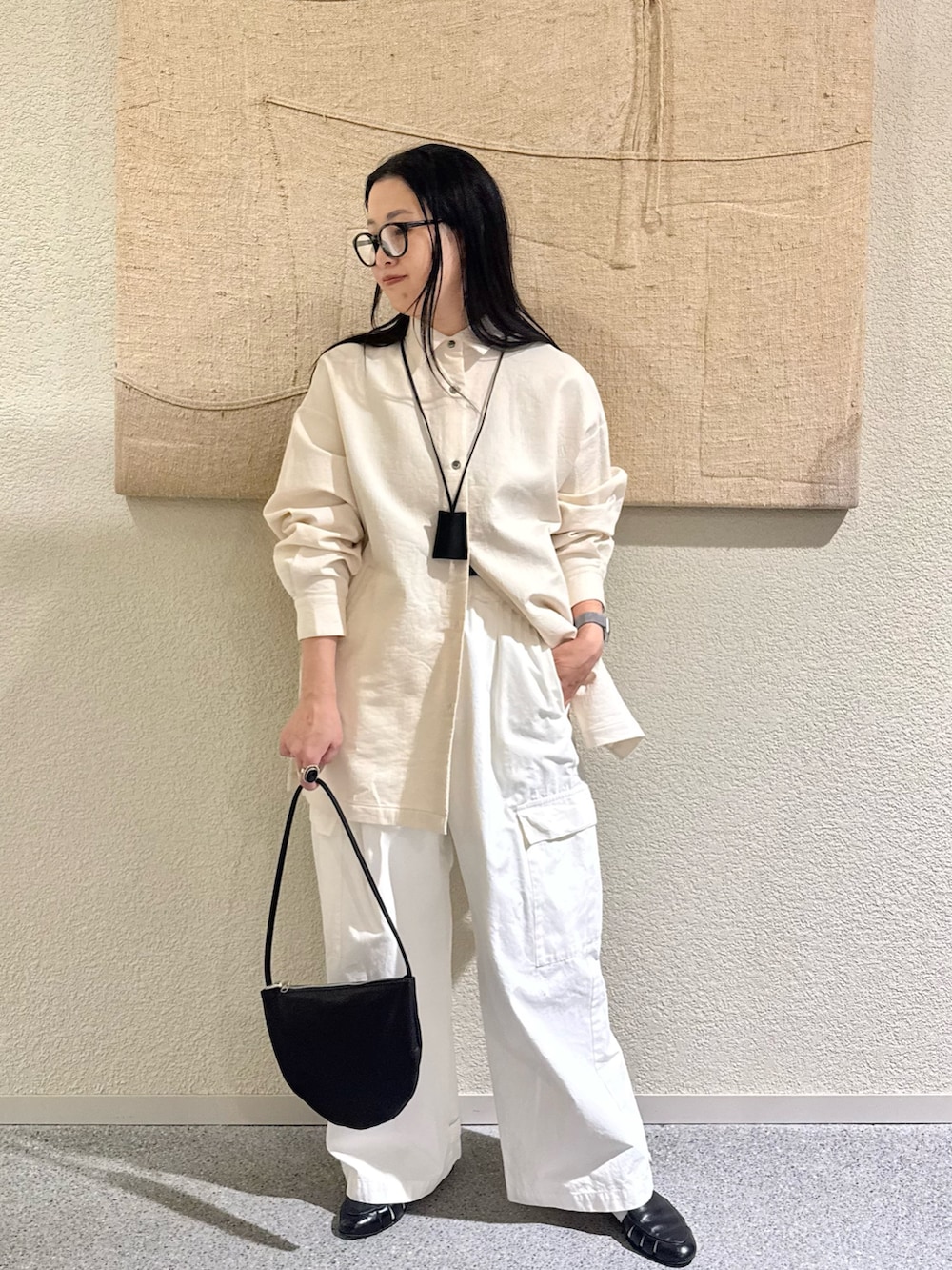 ホワイト系のその他アウター、ホワイト系のその他パンツ、ブラック系のハンドバッグを着用したレディースの春コーディネートの4枚目の写真