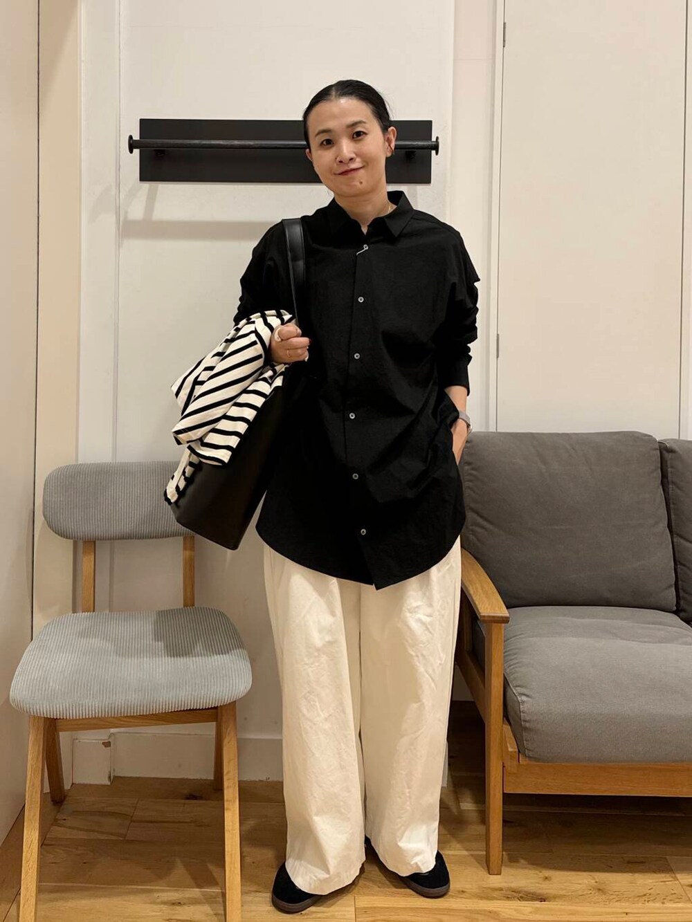 ブラック系のスニーカー、ブラック系のトートバッグ、ホワイト系のその他パンツを着用したレディースの秋コーディネートの2枚目の写真